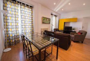 マドリードにあるFor You Rentals Chueca Apartment SON1のリビングルーム(ソファ、テーブル付)