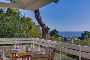 un patio con mesa, sillas y el océano en House in Estoril, en Estoril