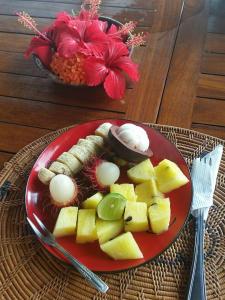 une assiette de nourriture avec des œufs et des fruits sur une table dans l'établissement Toyabali Resort, Dive & Relax, à Tulamben