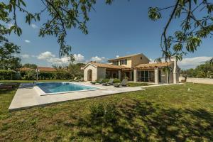 a house with a swimming pool in a yard at Villa Anita Hrboki in Barban