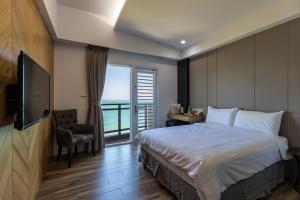 a hotel room with a bed and a window at Jia Xiang Lin Guan Hai Homestay 2 in Magong