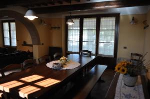 a dining room with a table with a cake on it at Agriturismo Dominus Domenico in Cortona