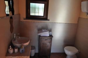コルトーナにあるAgriturismo Dominus Domenicoのバスルーム(洗面台、トイレ、鏡付)