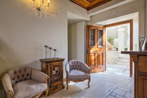 Ein Sitzbereich in der Unterkunft Mare Monte Luxury Suites