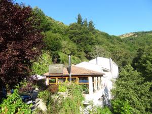 una casa al lado de una montaña en Hotel Restaurante Marroncín, en Cangas del Narcea