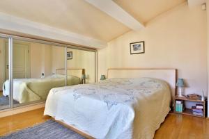 sypialnia z łóżkiem i dużym lustrem w obiekcie Portofino Apartment w mieście Sofia