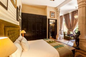Llit o llits en una habitació de Le Palais Rhoul and Spa