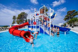 Bazén v ubytování Zaton Holiday Resort Mobile Homes nebo v jeho okolí