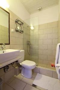 シヴォタにあるVilla Polyxeniのバスルーム(トイレ、洗面台、シャワー付)