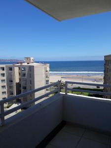 balcón con vistas a la playa en La Serena Terrazas del sol ll, en La Serena