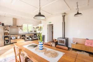 un soggiorno con tavolo e camino di The Pear Orchard Lodge a Richmond