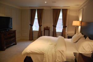 
A bed or beds in a room at Windsor Arms Hotel
