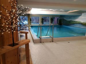 Bazén v ubytování Hotel Anneliese nebo v jeho okolí