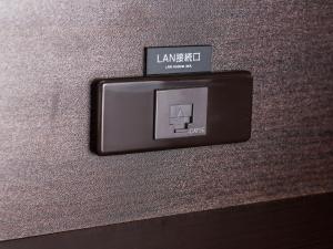 a lightswitch on the side of a wall at APA Hotel Kyoto Ekikita in Kyoto