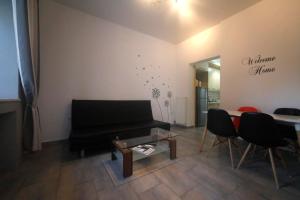 una sala de estar con un piano negro y una mesa en Gazi Boutique Apartment 2 en Atenas