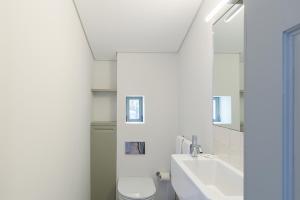 une salle de bains blanche avec toilettes et lavabo dans l'établissement Casa Amarela, à Porto 56 autres photos