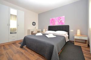1 dormitorio con 1 cama grande y 2 toallas. en Stella Apartments, en Novigrad Istria