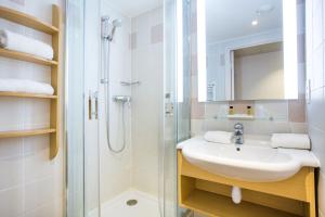 a bathroom with a sink and a shower at Hôtel Vacances Bleues Delcloy in Saint-Jean-Cap-Ferrat