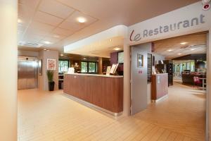 lobby restauracji z ladą w obiekcie Campanile Nantes Centre - Saint Jacques w mieście Nantes