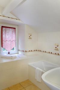 Ett badrum på Logis Manoir De La Giraudière
