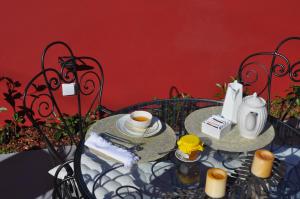 un tavolo di vetro con una tazza di caffè sopra di Confluentia H&A - Believe It or Not Apartments a Coimbra