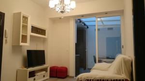 グラナダにあるPiso 2 dormitorios centro histórico Granadaのリビングルーム(テレビ、椅子付)