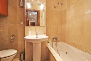 łazienka z umywalką, toaletą i wanną w obiekcie Del Parque Flats - Cervantes w Maladze +13 zdjęć