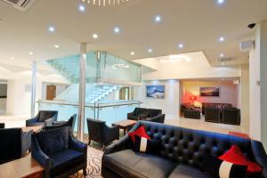 A seating area at Rox Hotel Aberdeen by Compass Hospitality
