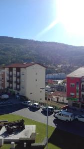 Blick auf einen Parkplatz mit Autos und Gebäuden in der Unterkunft SEIA Apartamento Vista SERRA in Seia