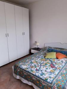 a bedroom with a bed and white cabinets at Gli Ulivi in Valledoria