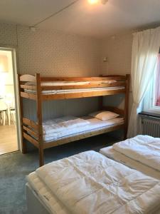 Katil atau katil-katil dalam bilik di Helsingegården