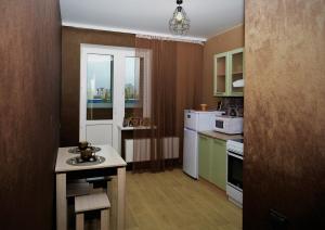 - une petite cuisine avec une petite table dans une chambre dans l'établissement ATLANT Apartments 111, à Voronej