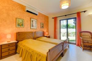 a bedroom with a bed and a window at Villas2go2 V5 Vilamoura XXI in Vilamoura +33 photos