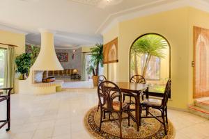 a dining room with a table and chairs at Villas2go2 V5 Vilamoura XXI in Vilamoura