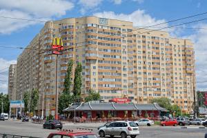 - un grand bâtiment avec un restaurant en face dans l'établissement ATLANT Apartments 111, à Voronej