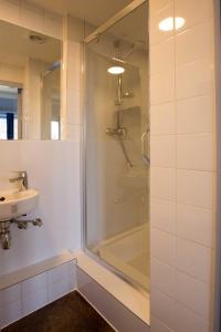 La salle de bains est pourvue d'une douche et d'un lavabo. dans l'établissement Hotel Notre Dame, à Bruges