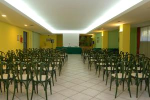 una habitación con un montón de sillas y un podio en Hotel Parco degli Ulivi, en Scerne
