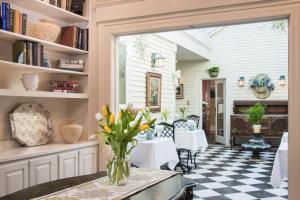 een eetkamer met een geruite vloer bij Captain Farris House in South Yarmouth