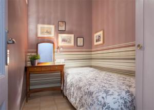 Postel nebo postele na pokoji v ubytování ApartEasy - Family Sant Antoni apt.