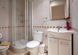 バルセロナにあるApartEasy - Family Sant Antoni apt.のバスルーム(トイレ、シャワー、シンク付)