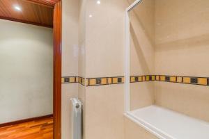 eine Dusche mit Glastür im Bad in der Unterkunft ApartEasy - Port Barcelona in Barcelona
