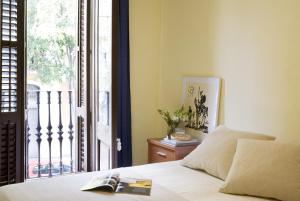 バルセロナにあるApartEasy - Sant Antoni Marketのベッドルーム1室(ベッド1台、本付)