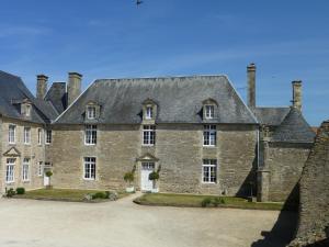 un gran edificio de ladrillo con techo gris en Manoir de L'Hermerel, en Géfosse-Fontenay