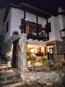 Casa con porche y balcón en Kalopanayiotis Museum Studio, en Kalopanayiotis