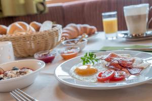 una mesa con un plato de comida para el desayuno. en Hotel Garni Pirchhütt en Obergurgl