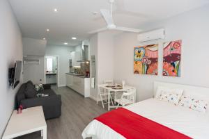 コルドバにあるAlgo Diferente Apartamentosのベッドルーム1室(ベッド1台付)、リビングルームが備わります。