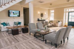 a living room with a table and chairs at Rezydencja Miętowe Wzgórza Mansion House in Zakroczym