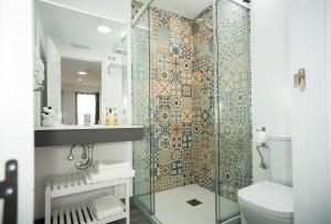 un bagno con doccia e WC di Algo Diferente Apartamentos a Cordoba Altre 16 foto