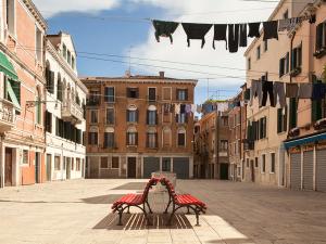 ヴェネツィアにあるCasa Cristinaの二つのベンチが空き通りに座っており、物干しが備わっています。