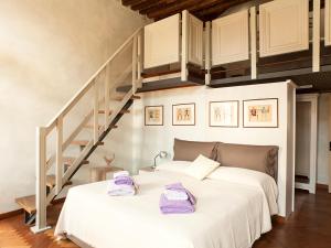 ヴェネツィアにあるCasa Cristinaのベッド2台 階段付きの部屋